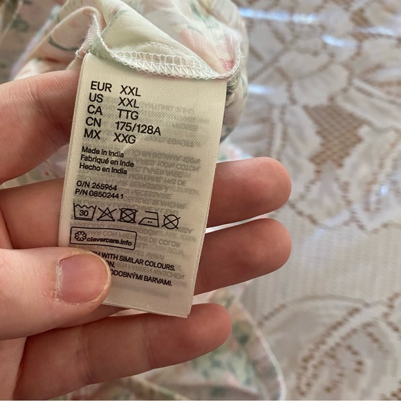 H&M • Square Neck Puff-Sleeve Floral Cropped Blouse - Picture 9 of 9